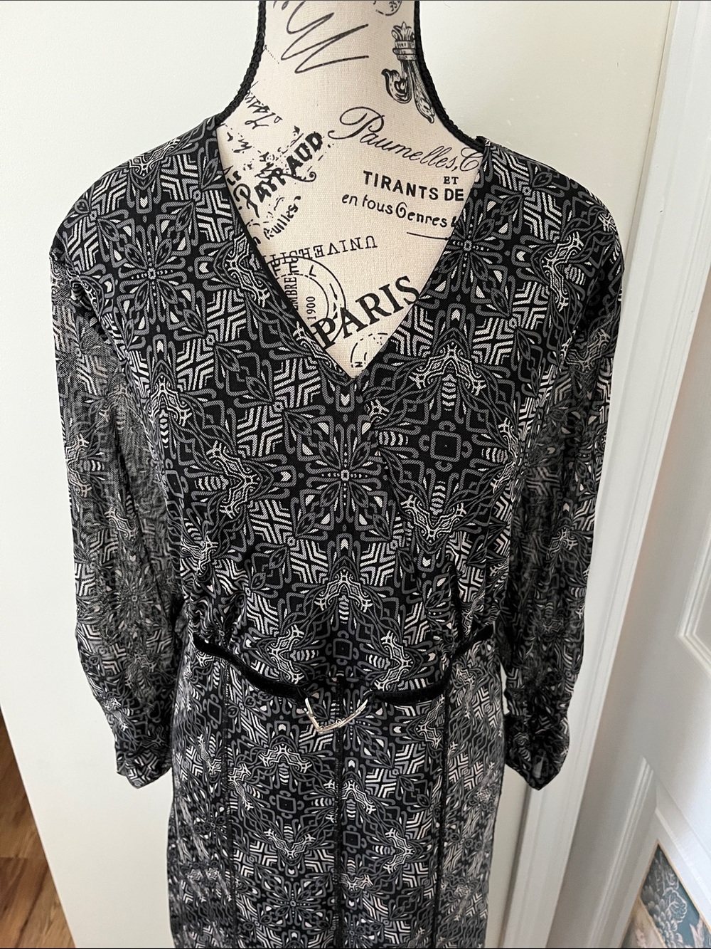 🍎Women's Black Printed V-Neck Long Sleeve Dress with Belt - Picture 4 of 8